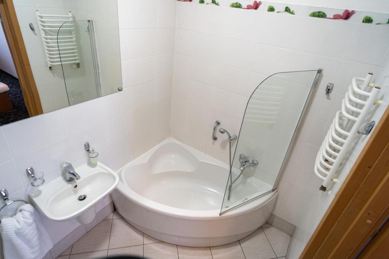 Hotel Sanvit Restauracja & Spa Санок Экстерьер фото